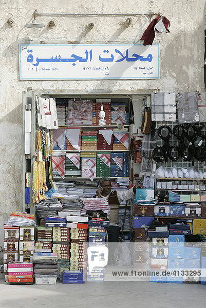 Qatar  Katar  Doha  arabischer Haendler sitzt in seinem Laden im Haupt Souk  Soukh Waqif