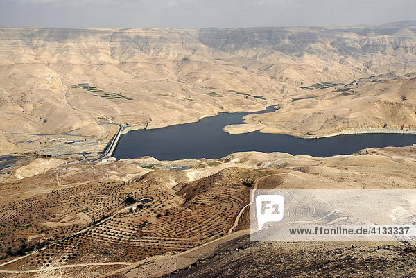 Staudamm und Stausee im Wadi al-Mujib (Jordaniens Grand Canyon)  Jordanien  Naher Osten  Asien