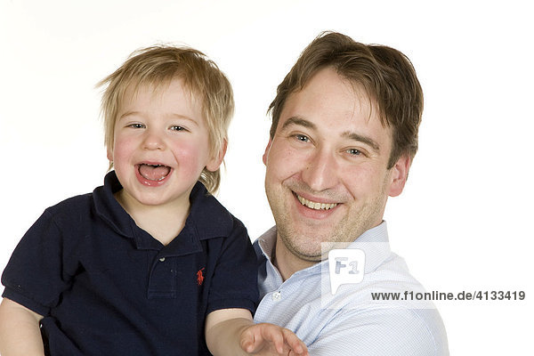 Vater und sein 2-jähriger Sohn lächeln