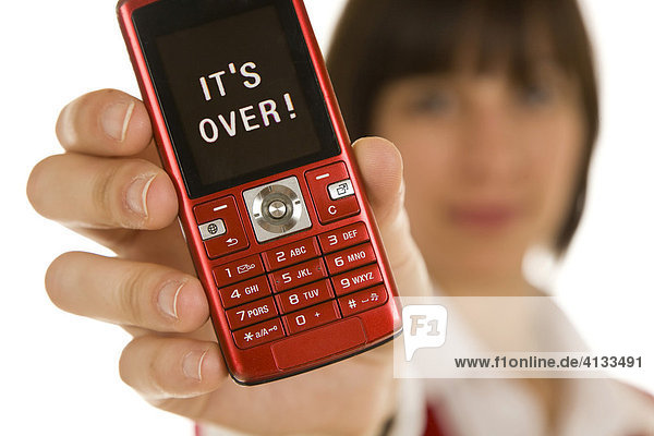 Frau mit Mobiltelefon mit SMS-Nachricht