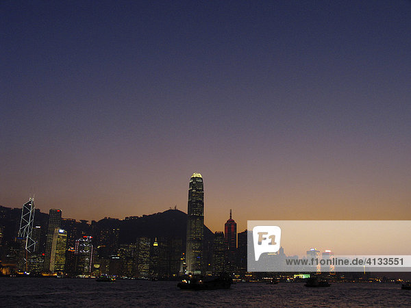 Blick von Kowloon auf Hongkong Island  Hongkong  China  Asien
