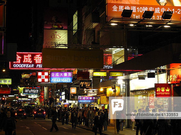 Einkaufsstrasse in Kowloon  Hongkong  China  Asien
