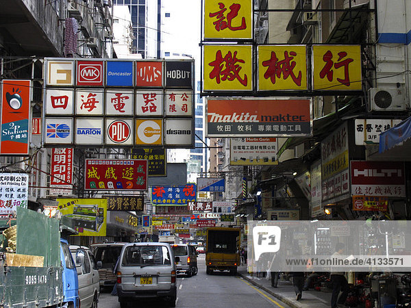Einkaufsstrasse im Stadtteil Wan Chai  Hongkong  China  Asien