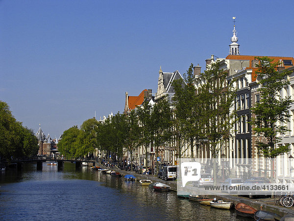 Blick auf eine malerische Gracht  Amsterdam  Holland  Niederlande