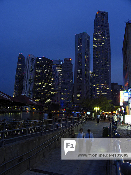 Finanzviertel bei Nacht  Singapur  Asien