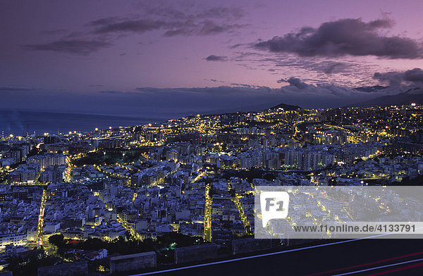 Blick auf Santa Cruz nachts  Teneriffa  Kanarische Inseln  Spanien