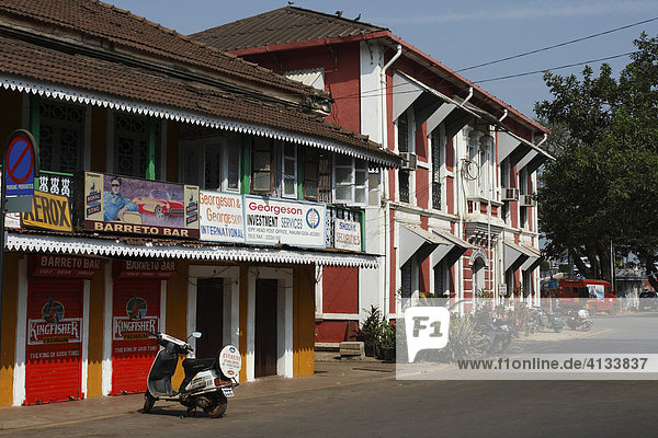 Bunte Kolonialstil Häuser im alten portugiesischen Viertel Panaji Panjim. Goa Indien