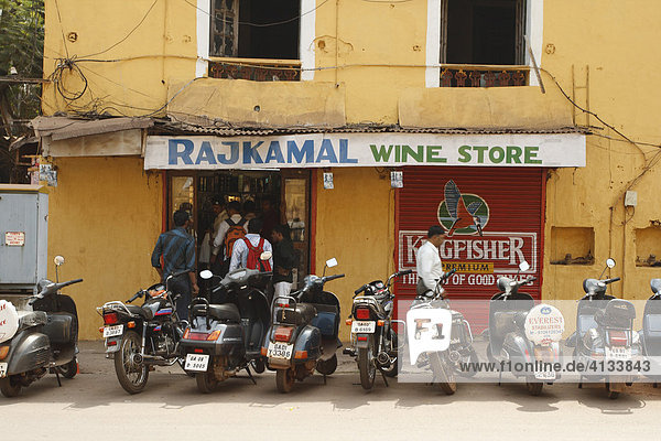 Eine Reihe Männer bei einem Weinladen  Panaji oder Panjim  Goa  Indien