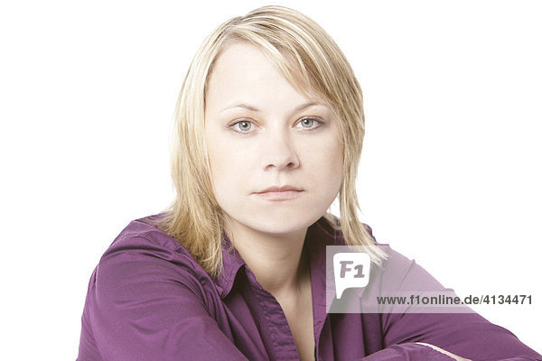 Blonde Frau im lila Hemd  Portrait