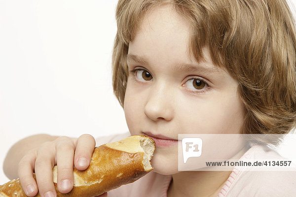 8-jähriges Mädchen isst Baguette