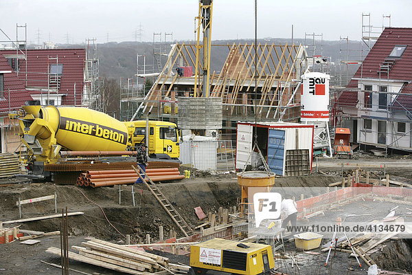 Betonierarbeiten am Kellerfundament eines Mehrfamilienhauses  Essen  Nordrhein-Westfalen  Deutschland