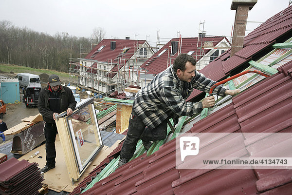 Dachdecker decken das Spitzdach eines Wohnhauses  Essen  Nordrhein-Westfalen  Deutschland