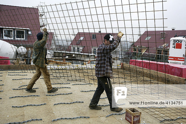 Stahlbetonbauer montieren Betonstahlmatten für ein Wohnhaus Essen Nordrhein-Westfalen Deutschland