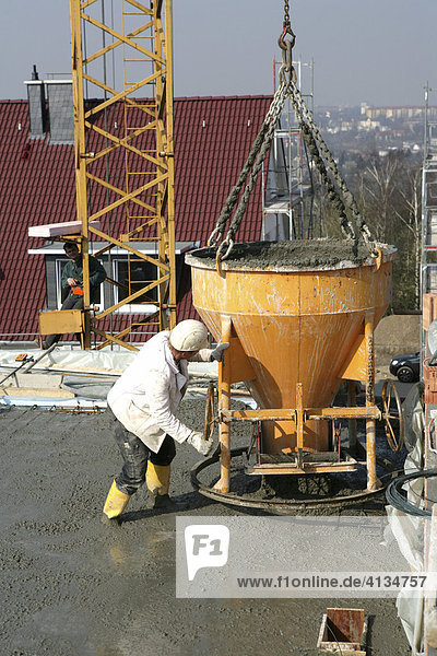 Betonierarbeiten auf einer Baustelle  Essen  Nordrhein-Westfalen  Deutschland