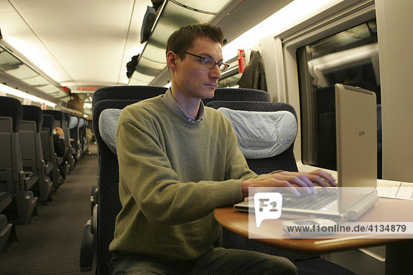 DEU Bundesrepublik Deutschland : Mann arbeitet an seinem Laptop Computer im Grossraum Abteil eines ICE3 Zuges