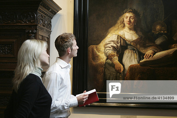 NLD  Niederlande  Amsterdam : Museum Rembrandthuis  Besucher schauen sich Gemälde an. Der Maler lebte hier von 1639 bis 1658