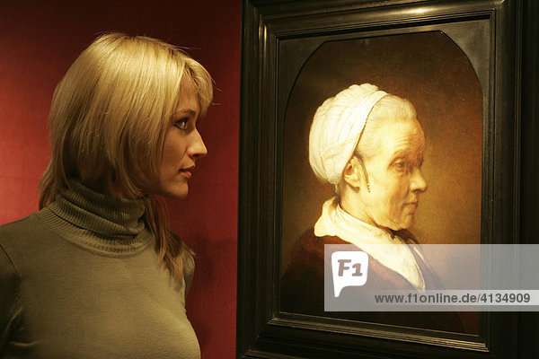 NLD  Niederlande  Amsterdam : Museum Rembrandthuis  Besucher schauen sich Gemälde an. Der Maler lebte hier von 1639 bis 1658. Gemälde Porträt einer älteren Frau mit weisser Haube von ca. 1640