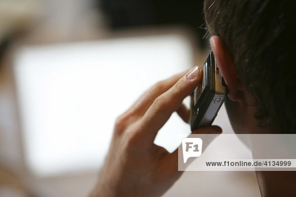 DEU  Bundesrepublik Deutschland : Mann telefoniert mit Mobiltelefon  im Büro