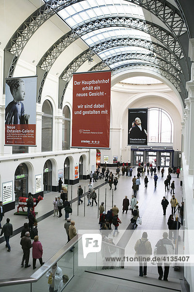 Der renovierte Hauptbahnhof  Empfangshalle  Dresden  Sachsen  Deutschland