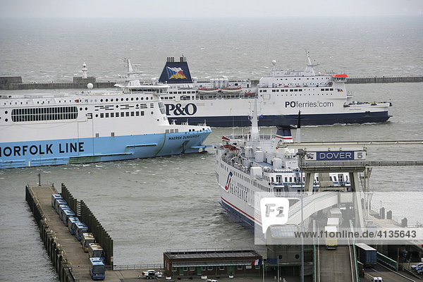 Fährverkehr im Fährhafen Dover  Großbritannien