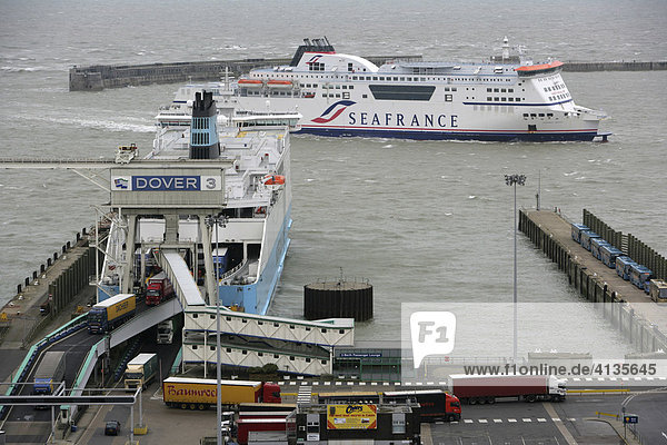 Fährverkehr im Fährhafen Dover  Großbritannien