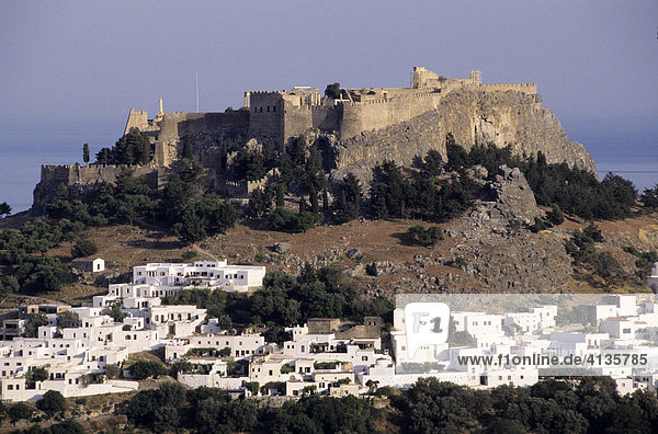 Dorf und Akropolis  Lindos  Insel Rhodos  Griechenland