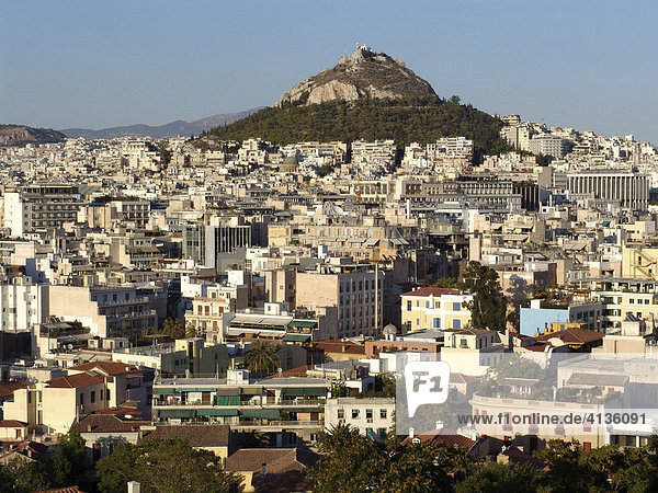 Innenstadt mit Lykavittos Huegel mit der Kapelle Agios Georgios  Athen  Griechenland