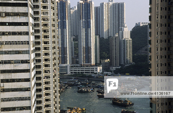 Hafen mit Sampans und Wohnhäusern  Aberdeen  Hongkong  Hong Kong Island  China