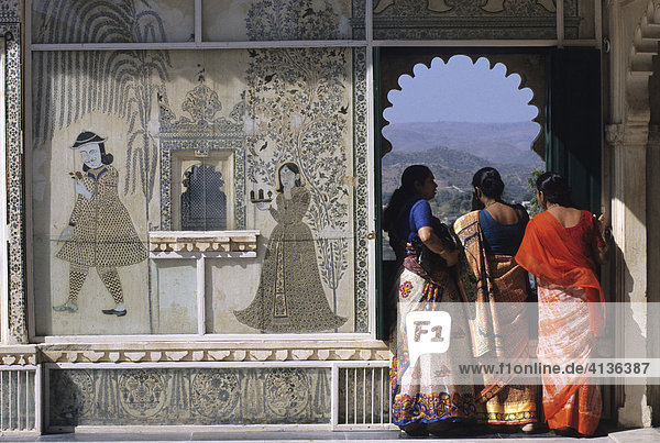 Stadtpalast Frauen im Sari schauen auf den Pichola-See Udaipur Rajasthan Indien