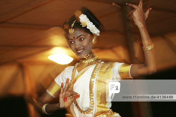 Traditioneller Mohiniattam Tanz  Kerala  Indien