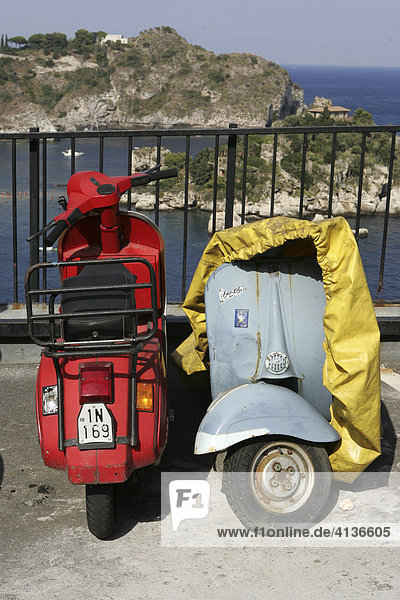 ITA Italien Sizilien : Der Ort Taormina im Nordosten der Insel. Motorroller