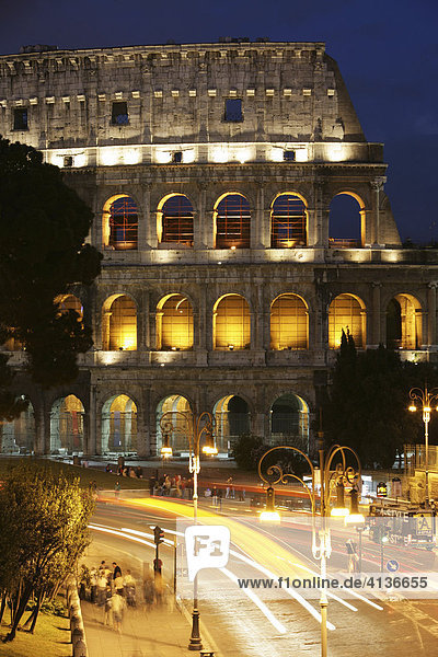 ITA  Italien  Rom : Kolosseum  flavisches Amphitheater an der Via dei Fori Imperiali. Grösstes  je gebautes Amphitheater.