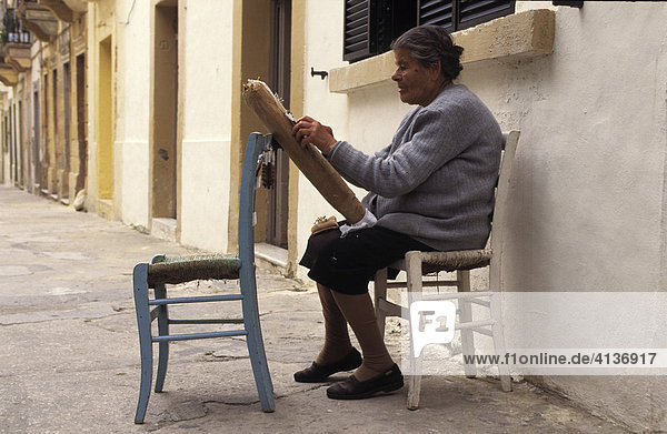 Traditionelles Klöppeln von Spitze in Victoria  Insel Gozo  Malta