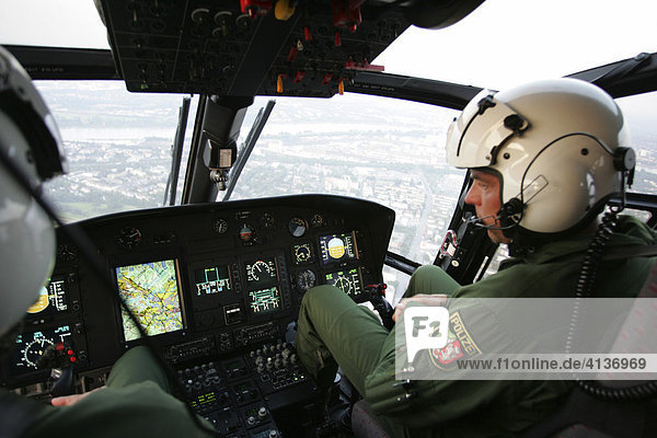Piloten im Cockpit  Polzeihubschrauber  Eurocopter EC 155