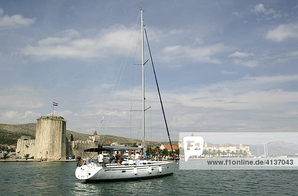 Segelschiff auf dem Trogirski Kanal  Festung Kamerlengo  Trogir  Dalmatinische Küste  Mittel-Dalmatien  Kroatien