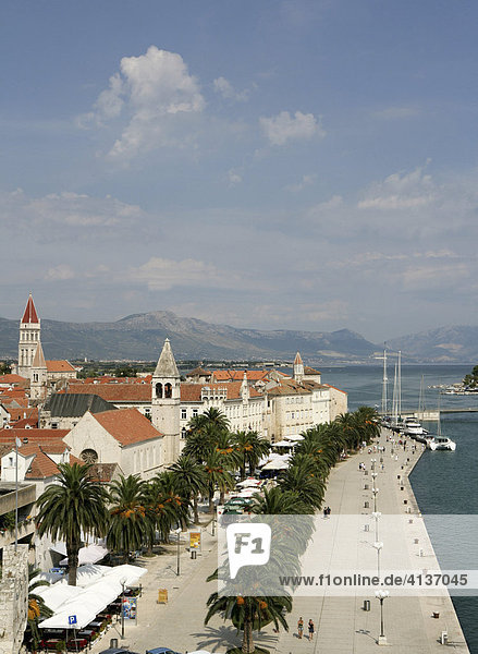 Hafenpromenade, Inselstadt Trogir, Dalmatinische Küste, Mittel-Dalmatien, Kroatien