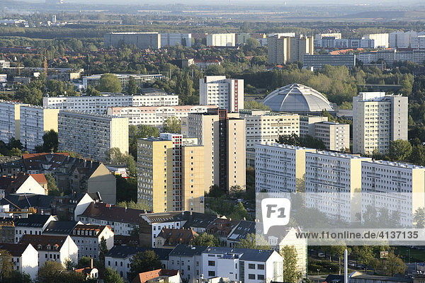 Blick über Stadtteile Zentrum (vorne)  Südvorstadt und Connewitz (hinten). Hochhäuser an der Straße des 18. Oktober  Itte-rechts  Kuppel des Kolrabizirkus  Leipzig  Sachsen  Deutschland