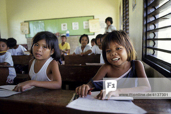 Dorfschule auf der Fischerinsel Lontongan  Cebu  Philippinen