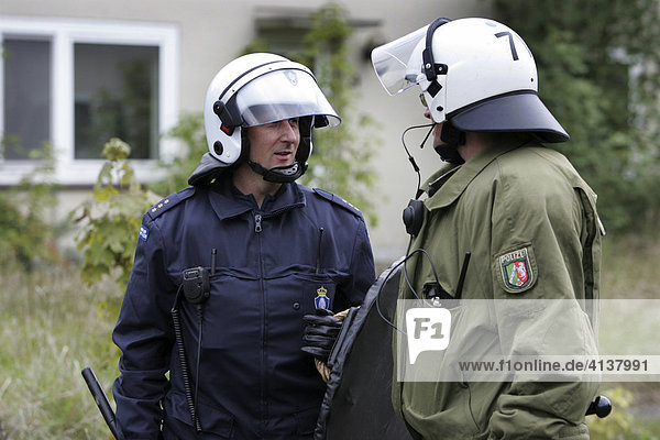 DEU Bundesrepublik Deutschland Weeze Grossübung der Polizei mit gestellten Krawallen