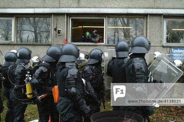 Deutschland  Düsseldorf: Einsatzübungen eines Spezialeinsatzkommandos der NRW Polizei. Ein von politischen Extremisten besetztes Gebäude soll geräumt werden