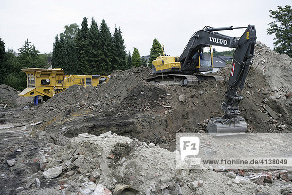 Ausbaggern einer Baugrube für das Fundament eines Mehrfamilienhauses  Baustelle in einer Wohnsiedlung in Essen-Stoppenberg  Essen  Deutschland