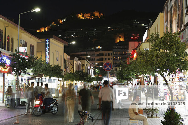 TUR  Türkei  Alanya : Tuerkische Riviera. Touristisches Viertel am Hafen mit Geschaeften und Restaurants.