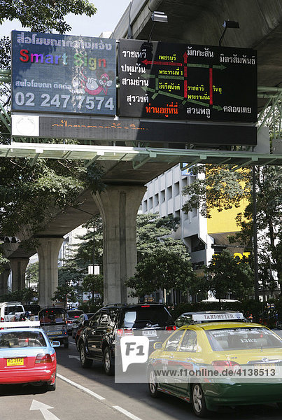 THA Thailand Bangkok Rushhour in der Innenstadt. Verkehrsstau. Trasse der Hochbahn.