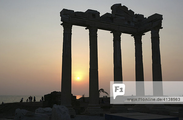 TUR Türkei Side Türkische Riviera Südküste. Ruinen des Apollon Tempel