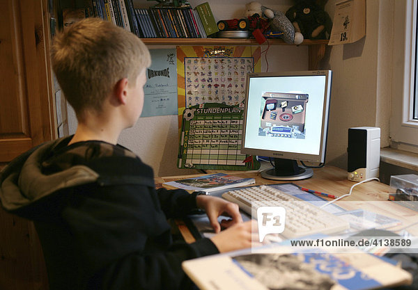 DEU  Bundesrepublik Deutschland: Junge  Gymnasiast  lernt für die Schule  Hausaufgaben  Englisch lernen mit dem PC.