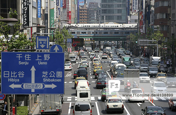 JPN  Japan  Tokio: Grosse Durchgangsstrasse  Eisenbahn und Metroverbindung  Harumi Dori Strasse. Elegantes Einkaufs- und Vergnügungsviertel Ginza