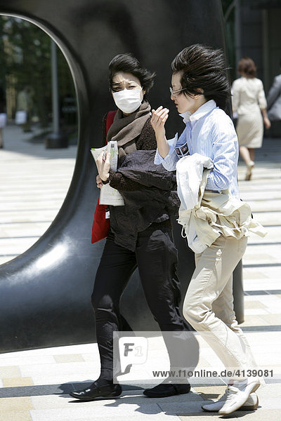 Asiatin trägt Mundschutz Tokio Japan