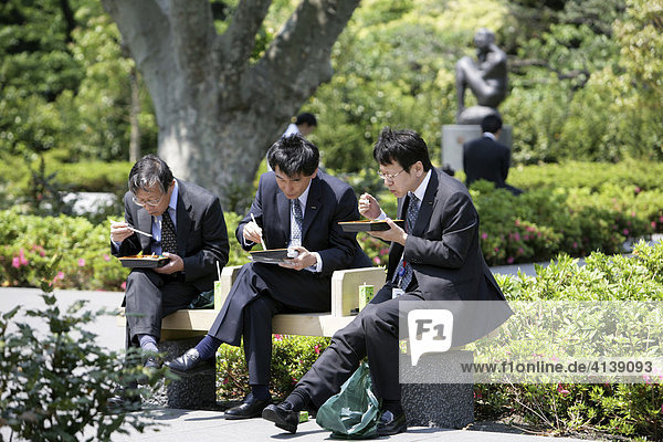 Asiatische Geschäftsmänner Mittagessen Tokyo Midtown Garden Stadtteil Roppongi Tokio Japan