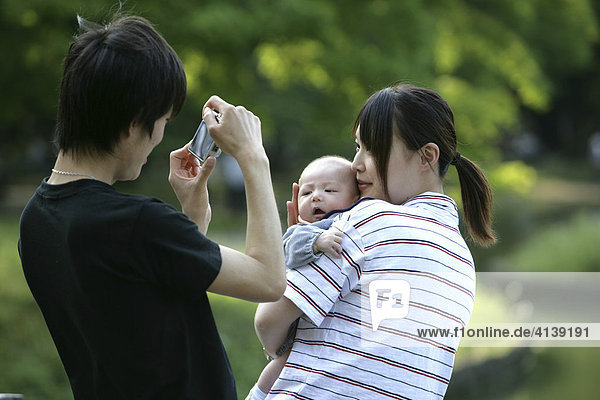 Pärchen mit Baby  Yoyogi Park  Harajuku  Tokio  Japan  Asien