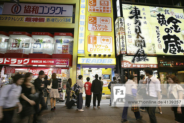 Japan  Tokio: Stadtteil Shinjuku. Ostseite der Shinjuku Station  Einkaufs- und Vergnügungsviertel an der Shinjuku Dori Strasse.